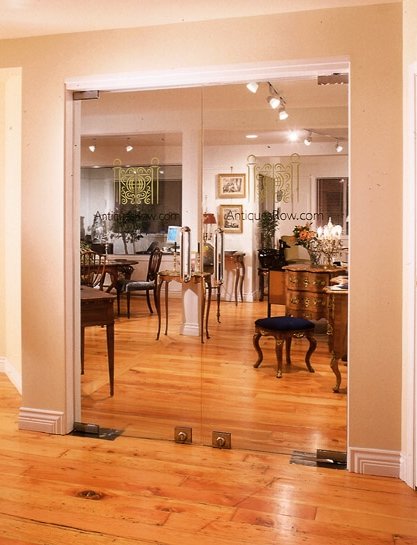 AntiquesRow.com
Inc. (front
doors)